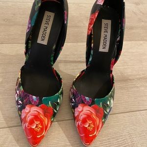 Steve Madden pointed toe size 7 black & flowers